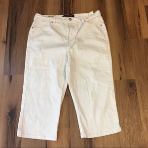 Gloria Vanderbilt white capris size 14